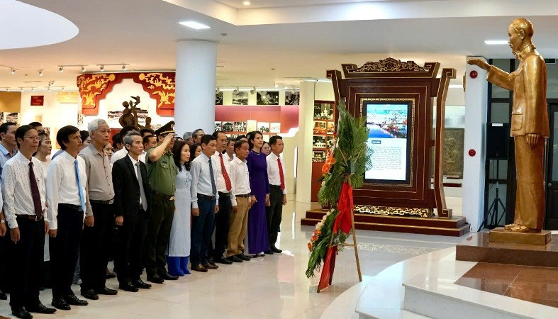 Lễ dâng hoa nhằm tri ân và tưởng nhớ công ơn trời biển của Chủ tịch Hồ Chí Minh