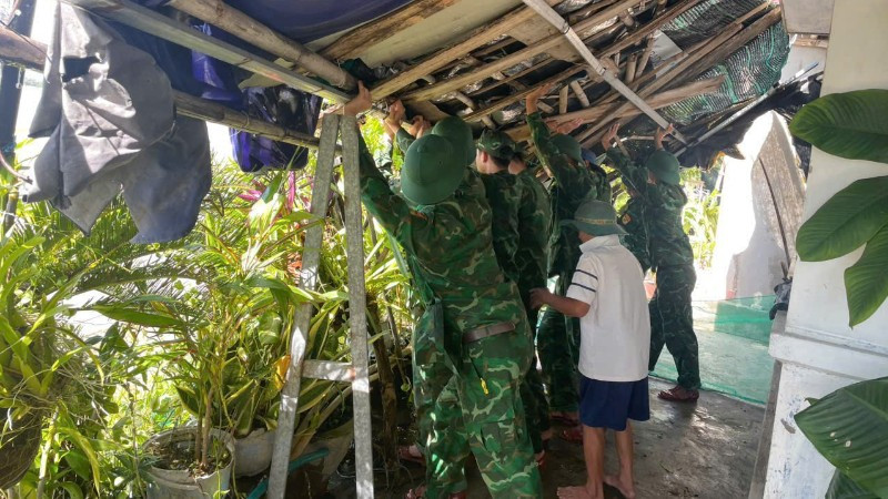 Cán bộ, chiến sĩ Đồn Biên phòng Xuân Đài giúp dân khắc phục hậu quả sau bão số 13.