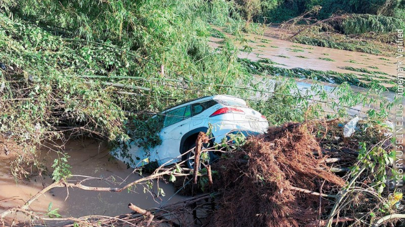 Chiếc xe ô-tô bị nước lũ cuốn trôi cách hiện trường khoảng 10m.