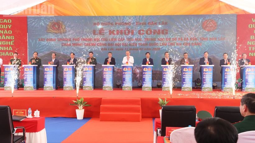 Tổng Bí thư Tô Lâm và các đồng chí lãnh đạo Đảng, Nhà nước ấn nút khởi công công trình.