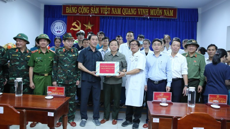 Phó Thủ tướng Chính phủ Trần Hồng Hà thăm hỏi, tặng quà động viên các bệnh nhân điều trị tại Bệnh viện Phục hồi chức năng thành phố Huế.