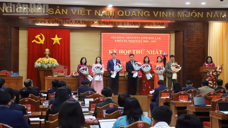 Các đồng chí lãnh đạo Hội đồng nhân dân tỉnh và các Ban Hội đồng nhân dân tỉnh Đắk Lắk nhiệm kỳ 2026-2031 ra mắt nhận nhiệm vụ.