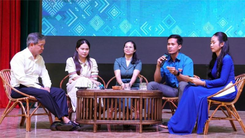 Các đại biểu biểu tham gia chương trình Tọa đàm với chủ đề: “Thanh niên dân tộc thiểu số khởi nghiệp, phát triển kinh tế trong kỷ nguyên công nghệ”.