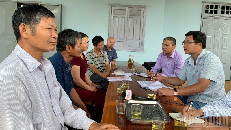 Các hộ dân bức xúc phản ảnh với phóng viên Báo Nhân Dân.