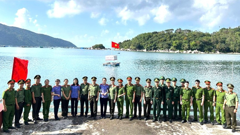 Cán bộ, đoàn viên, thanh niên các đơn vị tham gia chương trình hành quân về nguồn địa chỉ đỏ di tích "Tàu không số Vũng Rô".
