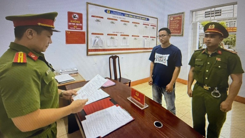 Cơ quan cảnh sát điều tra Công an tỉnh Đắk Lắk tống đạt quyết định khởi tố bị can, bắt tạm giam Tống Minh Hòa. (Ảnh: Sỹ Đức)