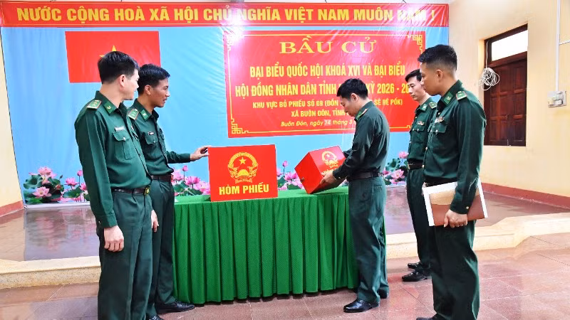 Đoàn công tác của Ban Chỉ huy Bộ đội Biên phòng tỉnh Đắk Lắk kiểm tra công tác chuẩn bị bầu cử sớm tại Đồn Biên phòng Sêrêpốk. 