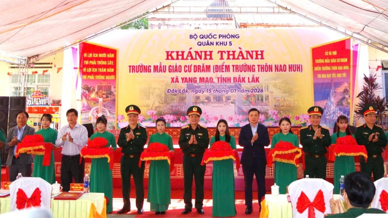 Thượng tướng Trương Thiên Tô cùng các đại biểu cắt băng khánh thành điểm trường thôn Nao Huh thuộc Trường Mẫu giáo Cư Đrăm, xã Yang Mao. 