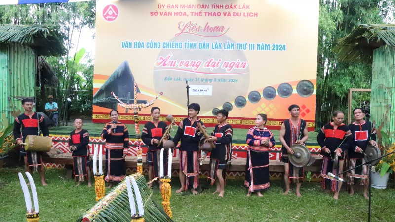 Các nghệ nhân, diễn viên dân gian biểu diễn tại Liên hoan Văn hóa cồng chiêng tỉnh Đắk Lắk lần thứ III năm 2024.