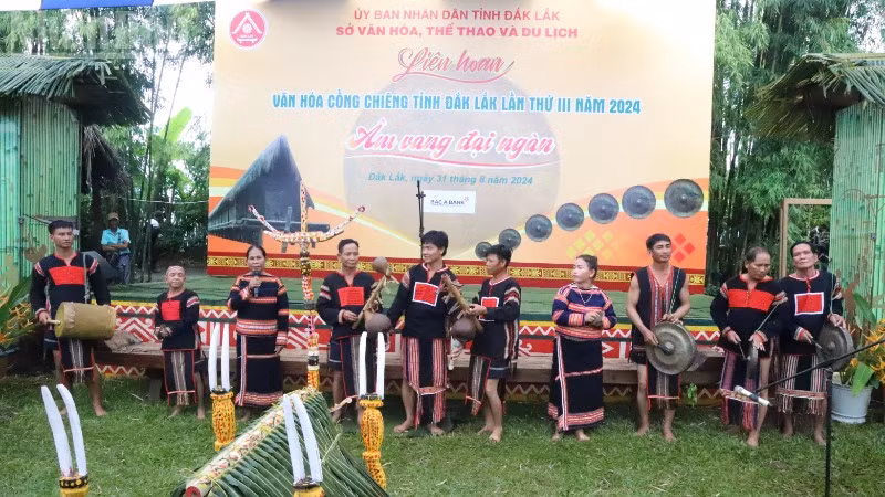 Các nghệ nhân, diễn viên dân gian biểu diễn tại Liên hoan Văn hóa cồng chiêng tỉnh Đắk Lắk lần thứ III năm 2024.