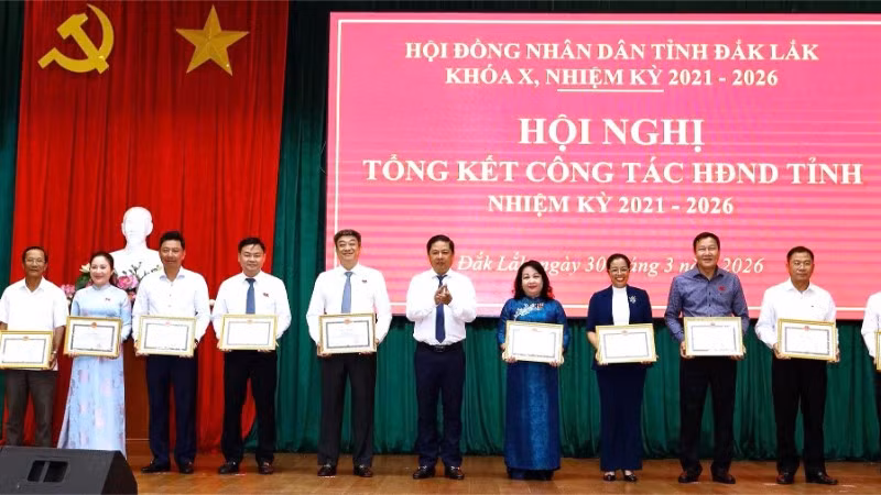 Bí thư Tỉnh ủy Đắk Lắk Lương Nguyễn Minh Triết tặng Bằng khen của Ủy ban nhân dân tỉnh cho các đồng chí lãnh đạo, nguyên lãnh đạo Hội đồng nhân dân tỉnh khóa X, nhiệm kỳ 2021-2026.