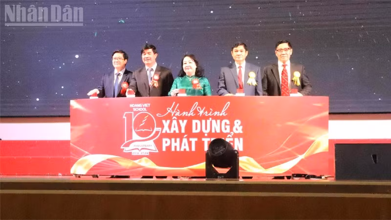 Đại diện lãnh đạo Bộ Giáo dục và Đào tạo, tỉnh Đắk Lắk và Trường Hoàng Việt thực hiện nghi thức kỷ niệm 10 năm thành lập nhà trường.