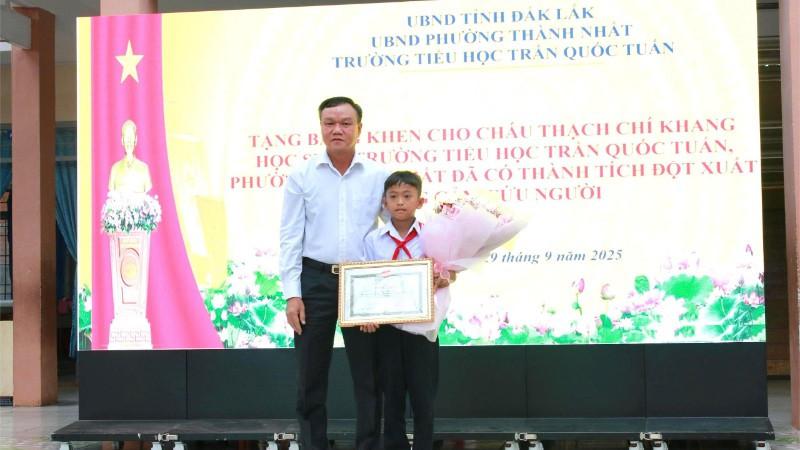 Phó Chủ tịch Ủy ban nhân dân tỉnh Đắk Lắk Đào Mỹ trao tặng Bằng khen cho em Thạch Chí Khang.