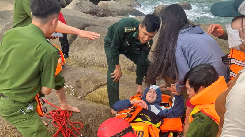 Lực lượng Biên phòng phối hợp các lực lượng khẩn trương tổ chức sơ cứu, đưa nạn nhân bị nạn bảo đảm an toàn để chuyển đến cơ sở y tế.
