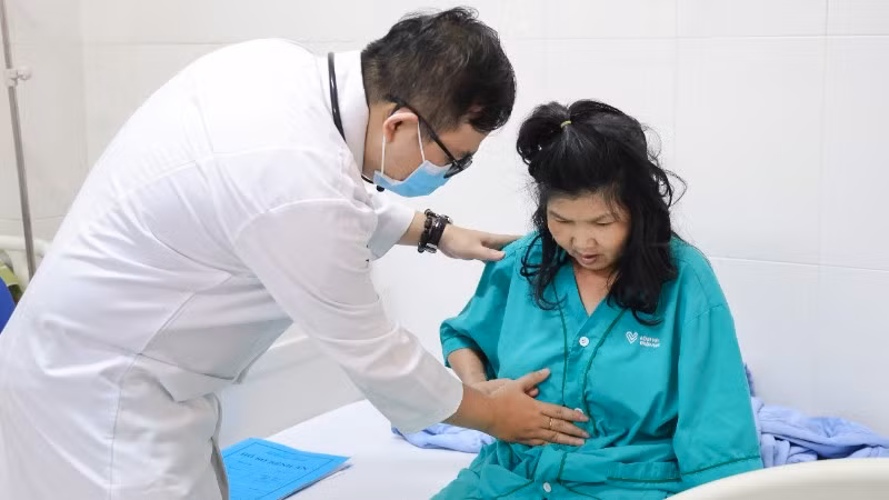 Một bệnh nhân nghi ngộ độc thực phẩm sau khi ăn bánh mì tại xã Ea Đrăng đang điều trị tại Bệnh viện đa khoa Thiện Hạnh.