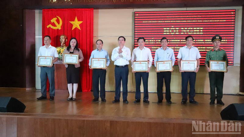 Bí thư Tỉnh ủy Đắk Lắk Nguyễn Đình Trung tặng Bằng khen của Ủy ban nhân dân tỉnh cho các tập thể có thành tích xuất sắc trong phong trào cả nước chung tay xóa nhà tạm, nhà dột nát trên địa bàn tỉnh năm 2025.