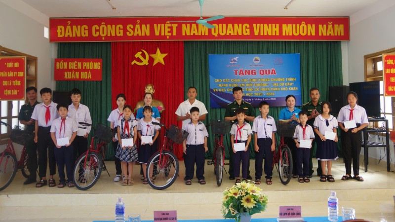 Đại diện Đồn Biên phòng Xuân Hòa phối hợp với Ủy ban Mặt trận Tổ quốc Việt Nam xã Xuân Cảnh trao quà cho các em học sinh.