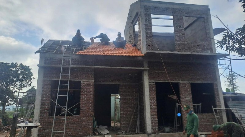 Trung đoàn Bộ binh 888, Bộ Chỉ huy Quân sự tỉnh Đắk Lắk đang hoàn thiện ngôi nhà cho hộ ông Lê Châu ở khu phố Phú Hiệp 1, phường Hòa Hiệp.