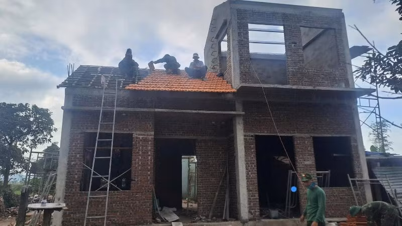 Trung đoàn Bộ binh 888, Bộ Chỉ huy Quân sự tỉnh Đắk Lắk đang hoàn thiện ngôi nhà cho hộ ông Lê Châu ở khu phố Phú Hiệp 1, phường Hòa Hiệp.