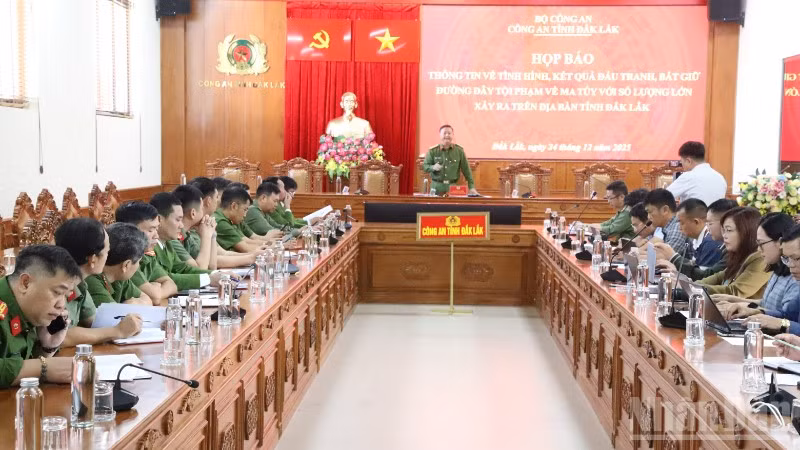 Quang cảnh buổi họp báo.