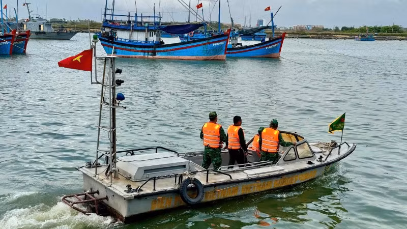 Cán bộ, chiến sĩ Đồn Biên phòng Tuy Hòa tuần tra, kiểm soát tại khu vực cửa biển Đà Rằng. 