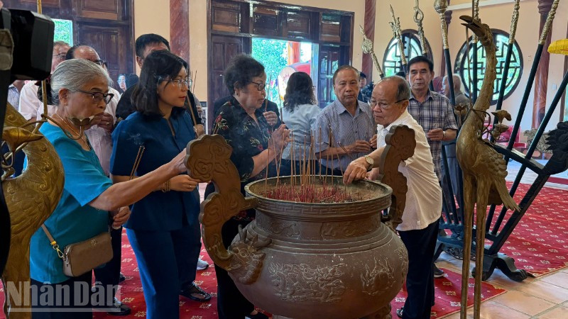 Các đại biểu và người dân dâng hương tưởng nhớ danh nhân Lương Văn Chánh cùng các bậc tiền nhân đã có công khai khẩn, mở mang và phát triển vùng đất này.