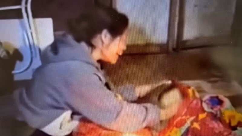 Người thân khóc ngất bên thi thể 2 cháu. (Ảnh: V.H)