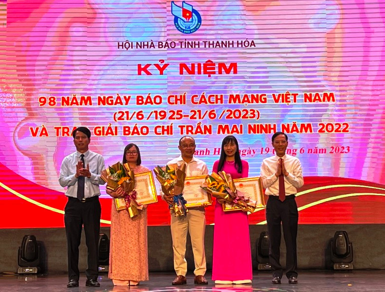 Lãnh đạo tỉnh Thanh Hóa trao Bằng khen cho các tác giả, nhóm tác giả có tác phẩm báo chí đoạt giải A, Giải báo chí Trần Mai Ninh năm 2022.