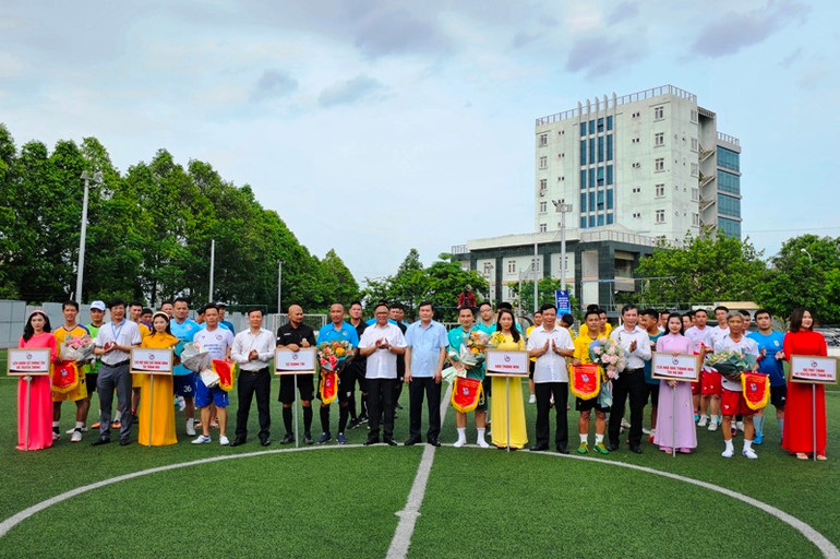 Ban tổ chức tặng cờ lưu niệm cho các đội bóng tham dự Giải bóng đá Người làm báo Thanh Hóa lần thứ sáu. Ban tổ chức tặng cờ lưu niệm cho các đội bóng tham dự Giải bóng đá Người làm báo Thanh Hóa lần thứ sáu.