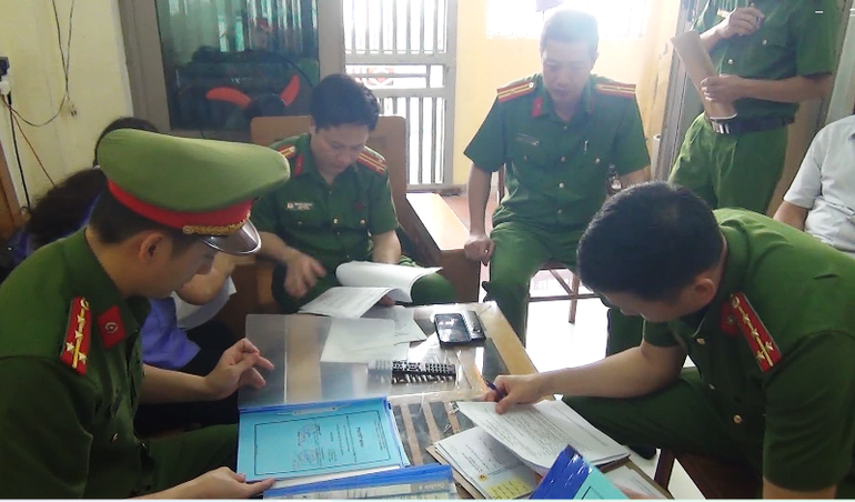 Cán bộ các cơ quan xem xét tài liệu liên quan.