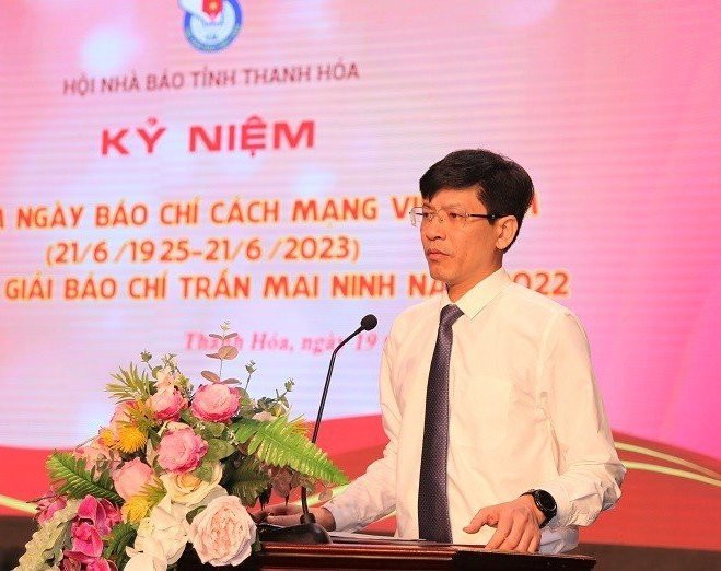 Chủ tịch Hội nhà báo tỉnh Thanh Hóa trình bày diễn văn tại lễ kỷ niệm.