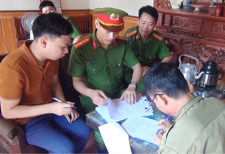 Hoàn tất thủ tục khám xét nơi ở của bị can.