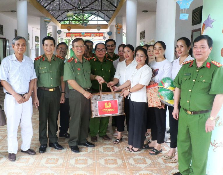 Đoàn trao tặng quà tới giáo viên vùng cao, biên giới tỉnh Thanh Hóa.