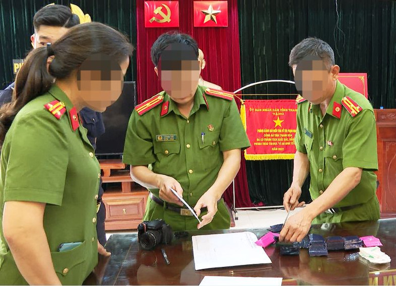 Cơ quan điều tra xem xét tang vật vụ án. Cơ quan điều tra xem xét tang vật vụ án.