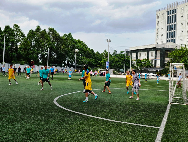 Một pha tranh bóng trên không trong trận khai mạc Giải bóng đá Người làm báo Thanh Hóa lần thứ 6-Cúp Đông Á, năm 2023. Một pha tranh bóng trên không trong trận khai mạc Giải bóng đá Người làm báo Thanh Hóa lần thứ 6-Cúp Đông Á, năm 2023.