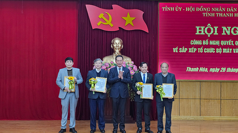 Phó Bí thư Tỉnh ủy Thanh Hóa tặng hoa, chúc mừng các đồng chí được điều động, bổ nhiệm.