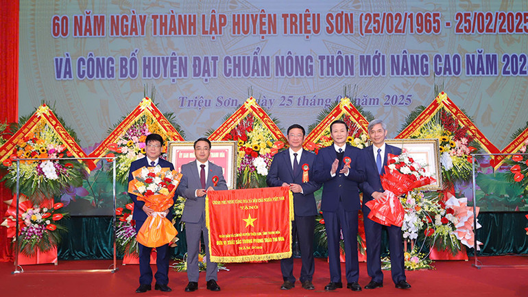 Huyện Triệu Sơn vinh dự được Chính phủ tặng cờ đơn vị thi đua xuất sắc.