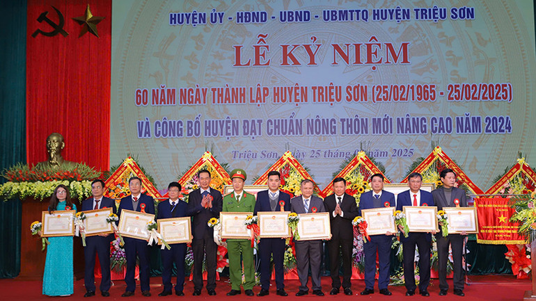 Tỉnh Thanh Hóa tặng Bằng khen cho các tập thể, cá nhân có thành tích xuất sắc.