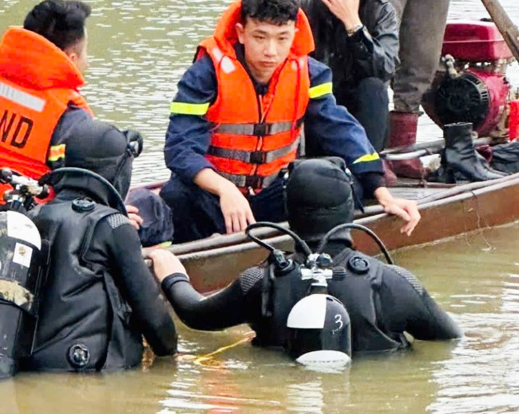 Lực lượng chức năng sử dụng thiết bị chuyên dụng, lặn tìm các nạn nhân.