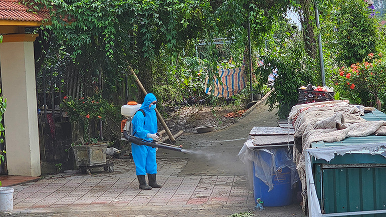 Nhân lực cùng phương tiện cơ giới xử lý môi trường sau mưa lũ ở thành phố Thanh Hóa.