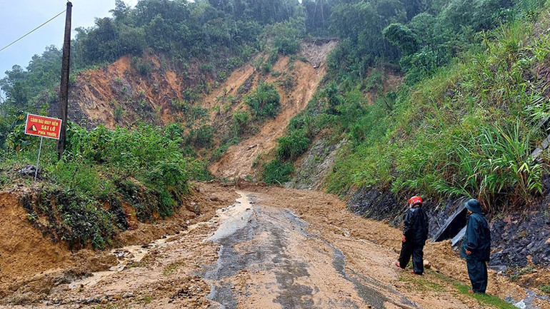 Lực lượng chức năng cảnh báo, trực gác tại điểm xảy ra sạt lở đất. Lực lượng chức năng cảnh báo, trực gác tại điểm xảy ra sạt lở đất.