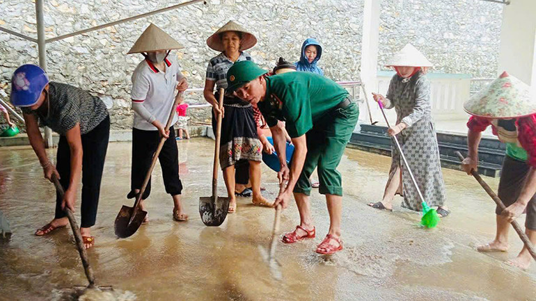 Bộ đội Biên phòng ở Mường Lát cùng nhân dân làm vệ sinh nhà ở sau mưa, lũ.