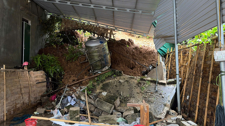 Đất đồi sạt lở, xô đổ bờ chắn của hộ dân.