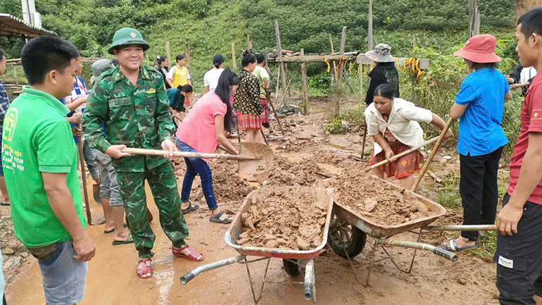 Bộ đội Biên phòng và nhân dân dọn đất, đá sạt lở. Bộ đội Biên phòng và nhân dân dọn đất, đá sạt lở.