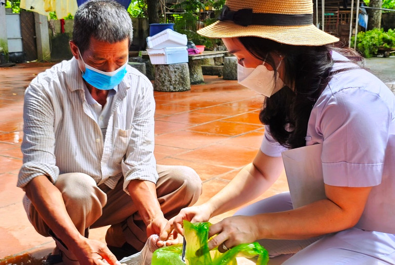 Nhân viên y tế hướng dẫn người dân ở phường Thiệu Dương xử lý nguồn nước, bảo đảm sinh hoạt.