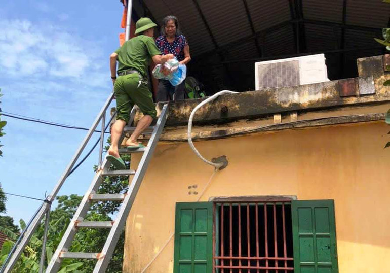 Công an Thanh Hóa tiếp cận, trợ giúp người dân bị ngập nước.