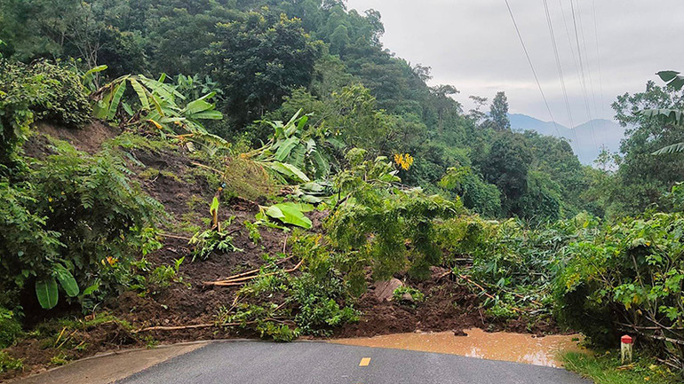 Sạt lở, tắc Quốc lộ 15C lên huyện Mường Lát. Sạt lở, tắc Quốc lộ 15C lên huyện Mường Lát.