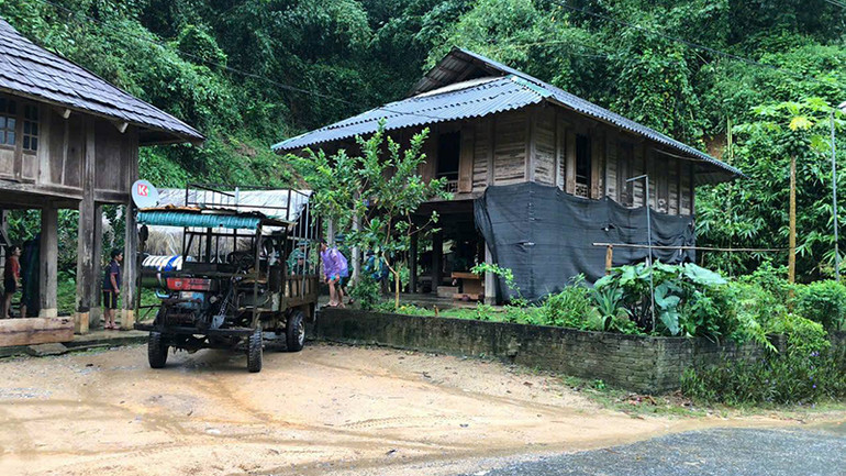 Lực lượng chức năng trợ giúp hộ dân di chuyển tài sản khỏi nơi có nguy cơ sạt lở.