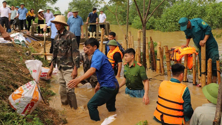 Các lực lượng xử lý sự cố đê bao ở xã Quang Lộc, huyện Hậu Lộc.