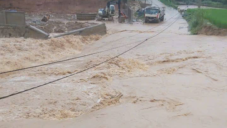 Lũ chia cắt đường giao thông ở Mường Lát.